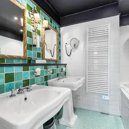 Canal Hotel 4*