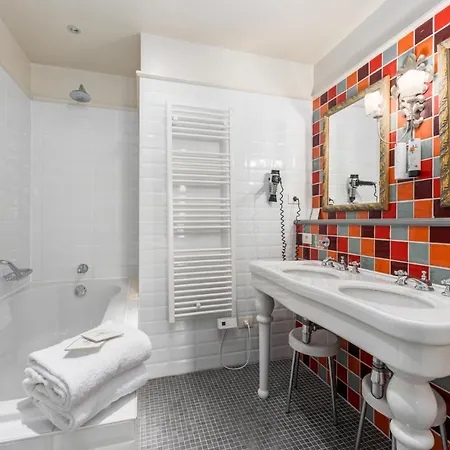 Canal Hotel 4*